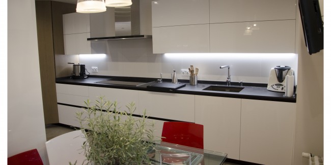 Fenix (laminado antirrayaduras y anti huella blanco) combinado con madera y marco de aluminio