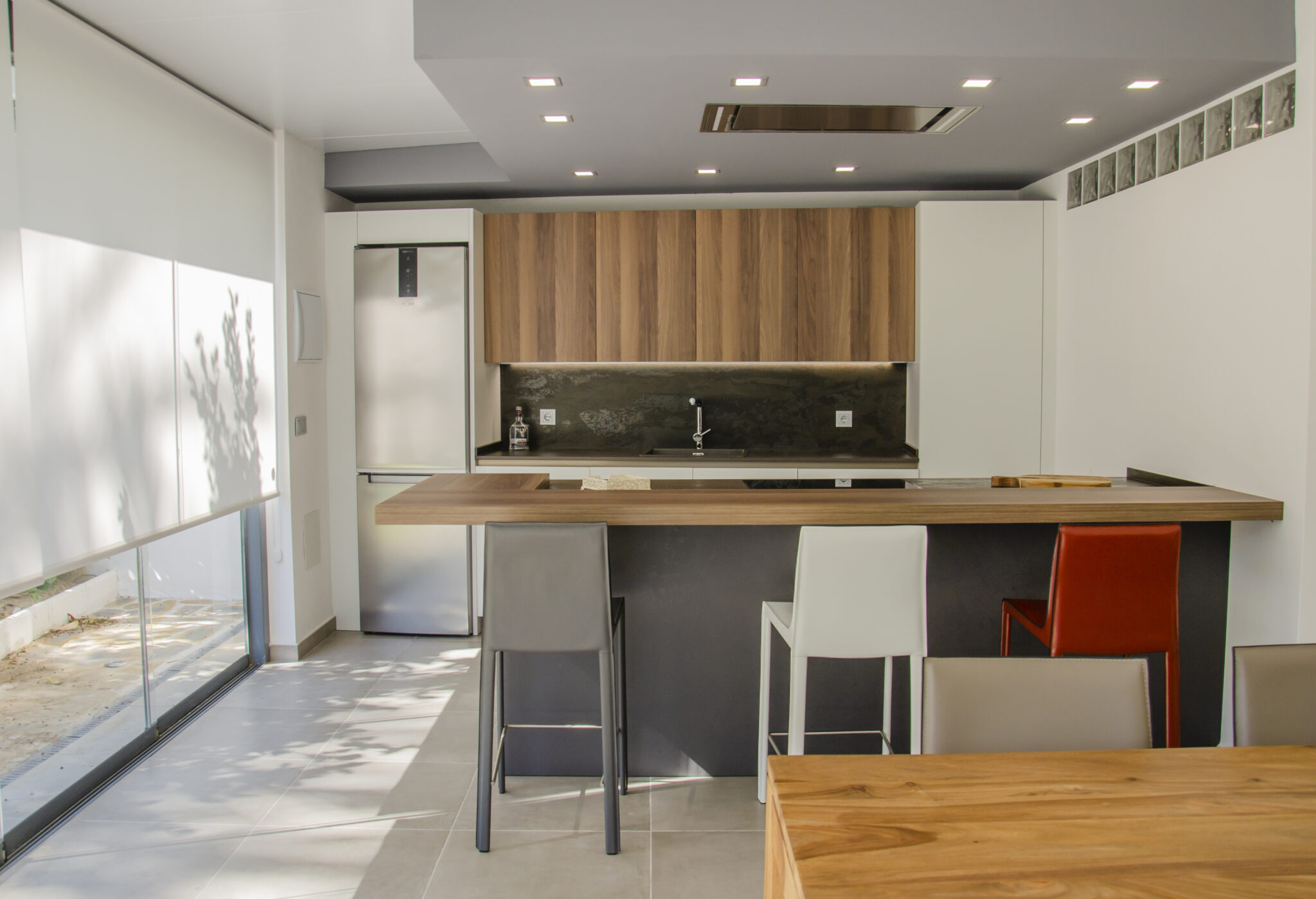 Una cocina en el jardín: diferentes ambientes bien integrados - CAFRAN